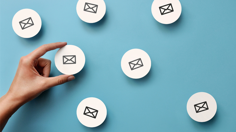 mano prende icona email con due dita